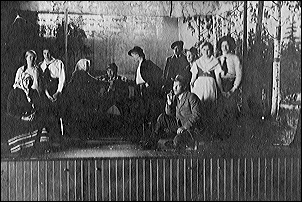 Kuva Roinilan talossa -näytelmästä vuodelta 1916. Mustavalkoinen vanha valokuva.