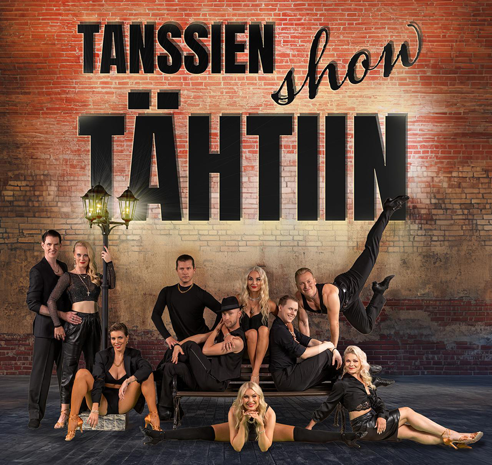 Kuvassa show'n tanssijat