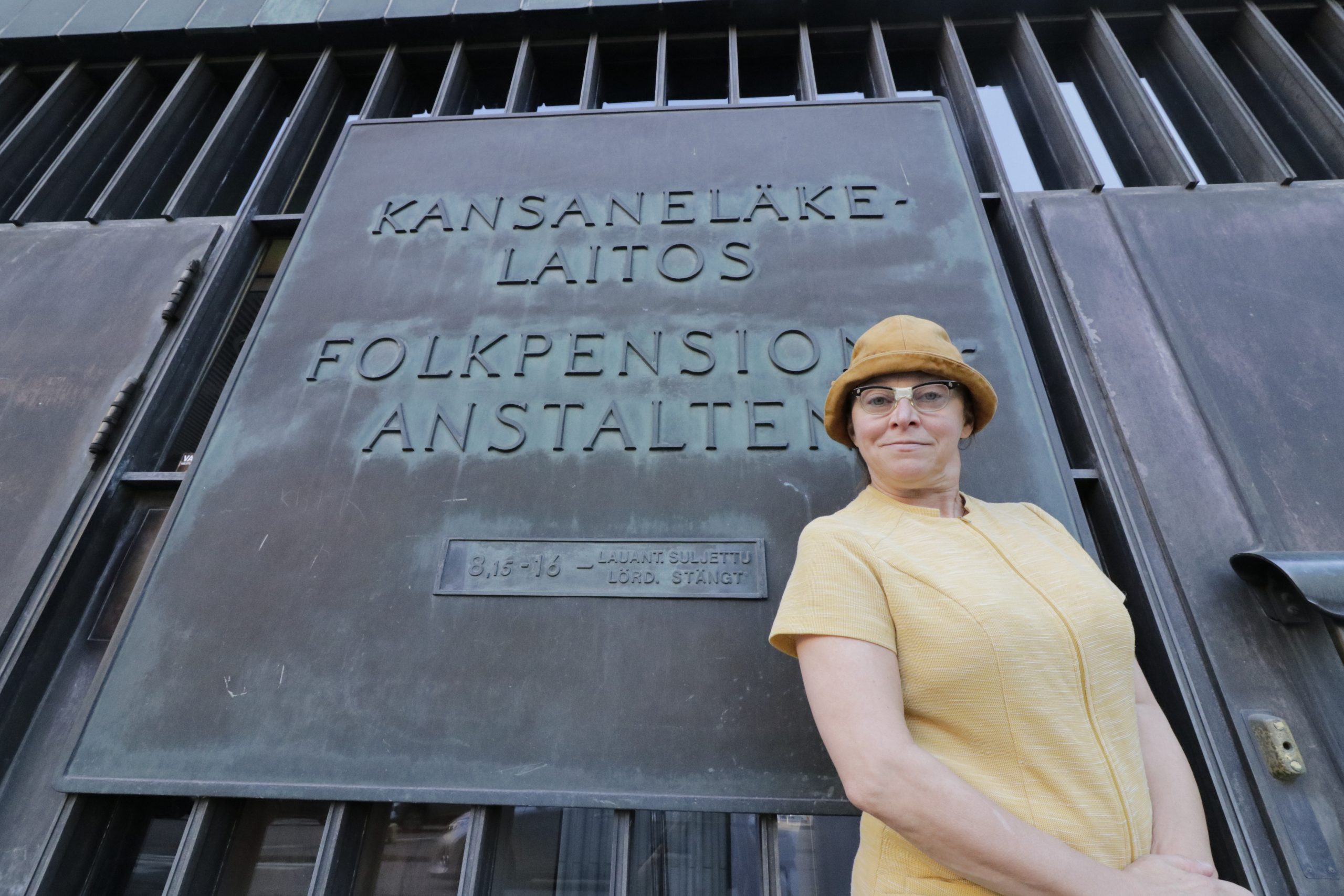 Tyyne Kettunen Kansaneläkelaitoksen edessä.